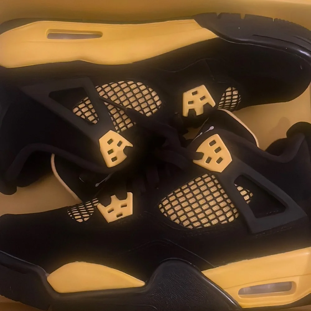 Jordan 4 thunders - Picture 1 of 3